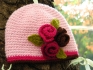 Очарователна розова шапка с цветя