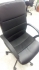 Черен офис стол с колелца в отличо състояние 